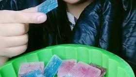 吃土块的人视频